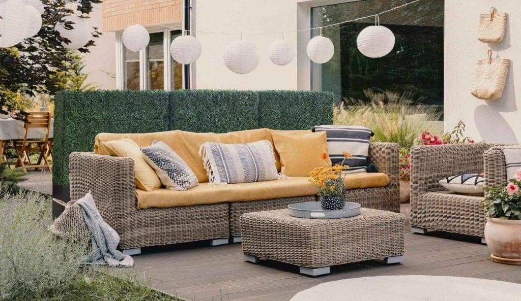 Artigwall's Artificial Hedge Wall Outdoor Ultra used in outdoor living space