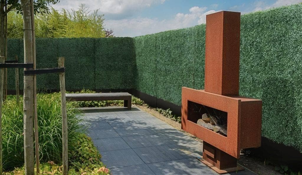 Artigwall's Artificial Hedge Wall Outdoor Ultra used as backyard privacy fence