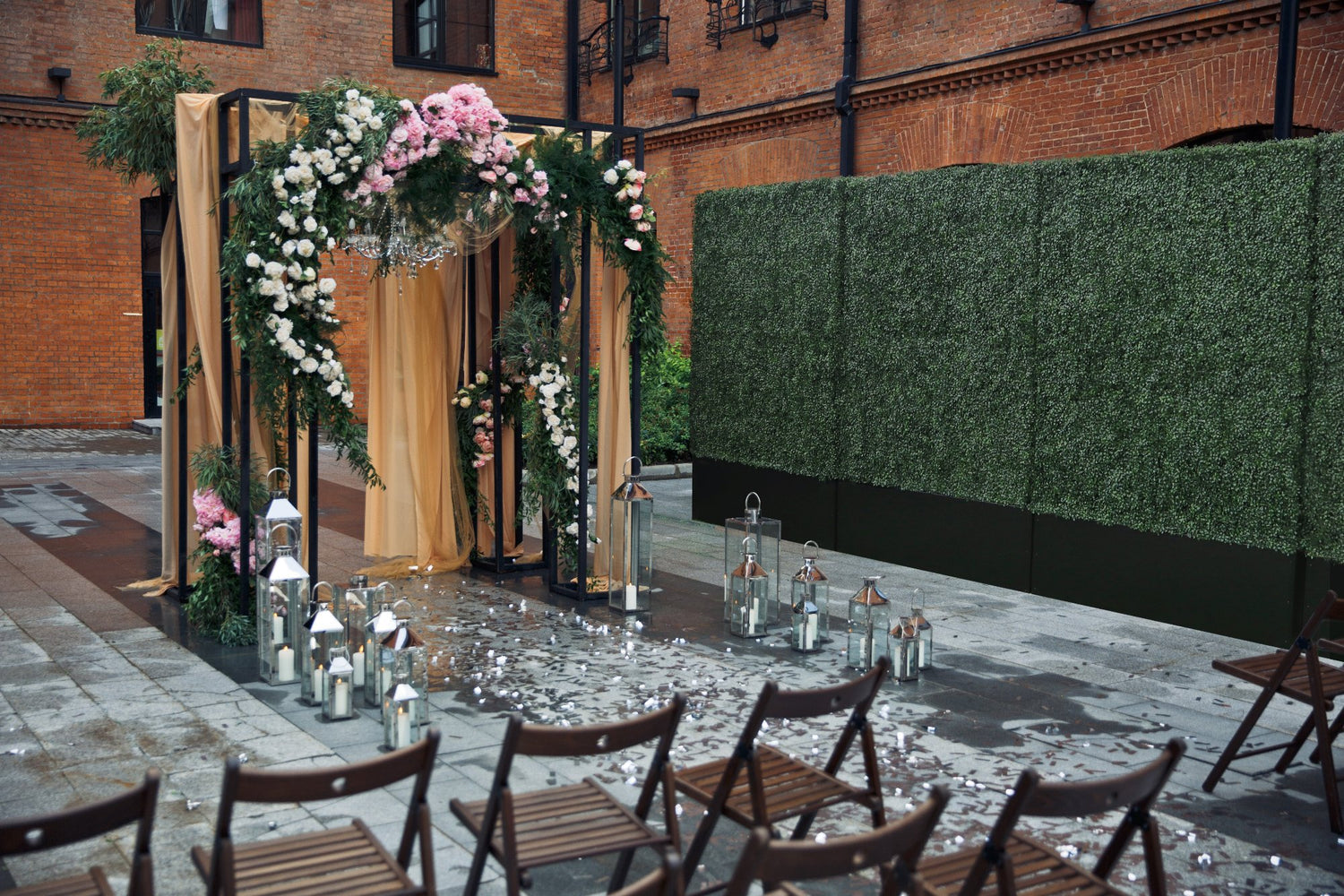 artificial_boxwood_hedge_wall_creating_boundaries_for_your_wedding