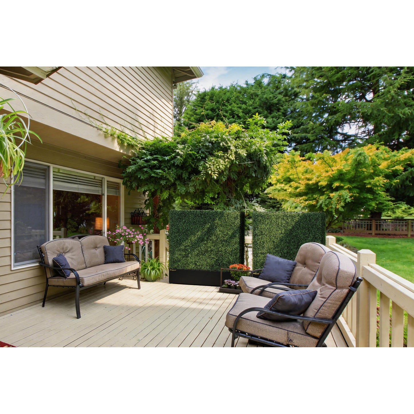 artificial_privacy_hedge_wall_on_the_yard_deck