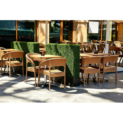 artificial_privacy_hedge_walls_separate_outdoor_restaurant_seating_areas